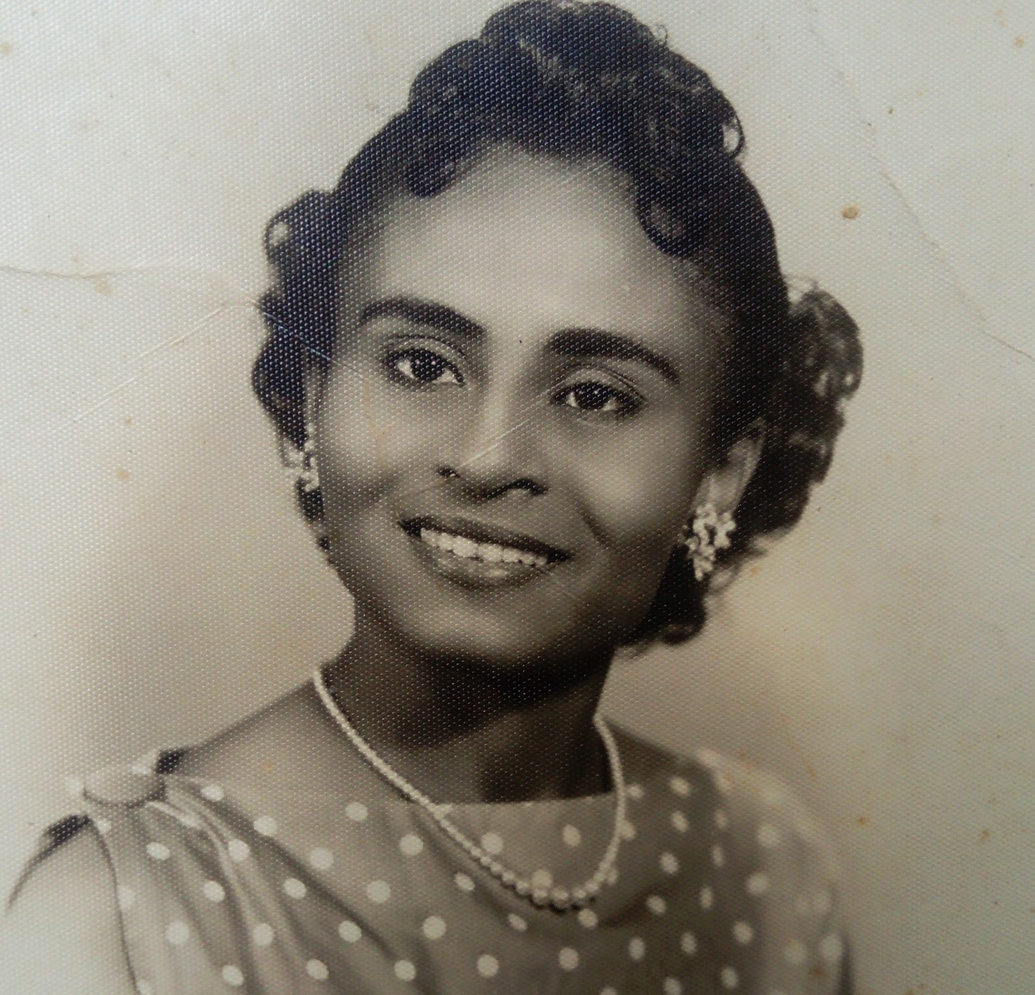 La negrita de enfrente